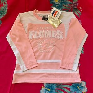 🏒 💖 NWT Pink Calgary Flames Jersey.  Mighty Macs Sport. Girls. Size 6.